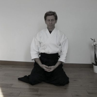 Kikozen qi gong japonais pleine conscience Mindfulness N&B assis